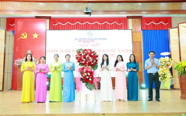 Tặng hoa chúc mừng đội ngũ cán bộ, hội viên phụ nữ
