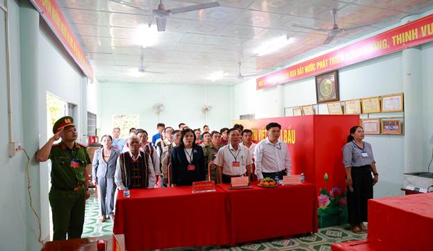 Đại biểu và cử tri dự lễ khai mạc bầu cử tại Phú Riềng