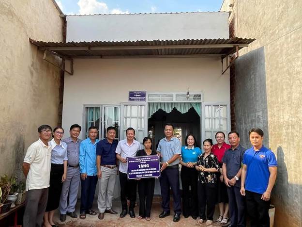 MTTQ bàn giao công trình sửa chữa nhà cho hộ bà Lê Thị Phương tại thôn Tân Bình