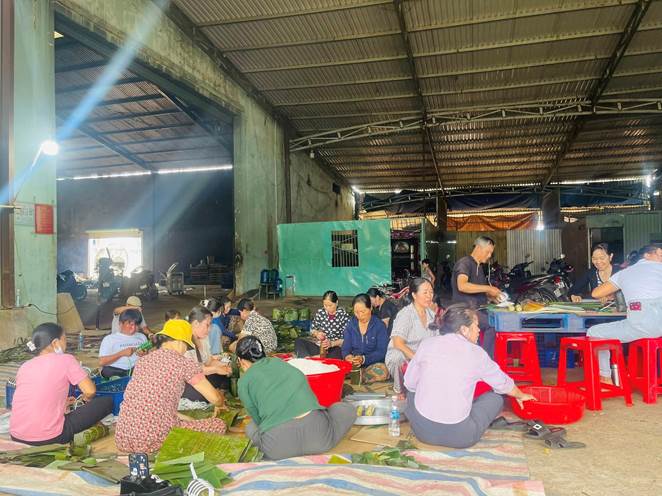 Ủy ban MTTQ Việt Nam xã phối hợp hỗ trợ gói bánh chưng hỗ trợ đồng bào vùng bị ảnh hưởng thiên tai