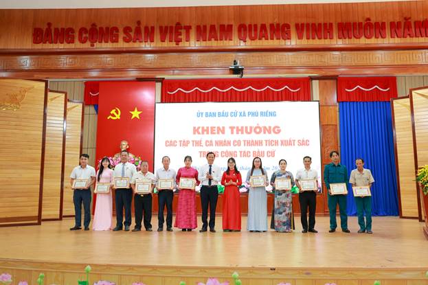 Khen thưởng tập thể cá nhân