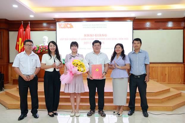 42 đảng viên mới tham gia lớp bồi dưỡng lý luận chính trị