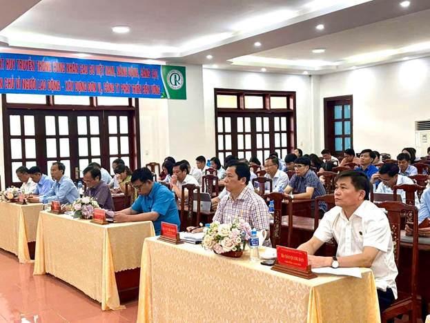 Đại biểu nghiên cứu tài liệu tại hội nghị