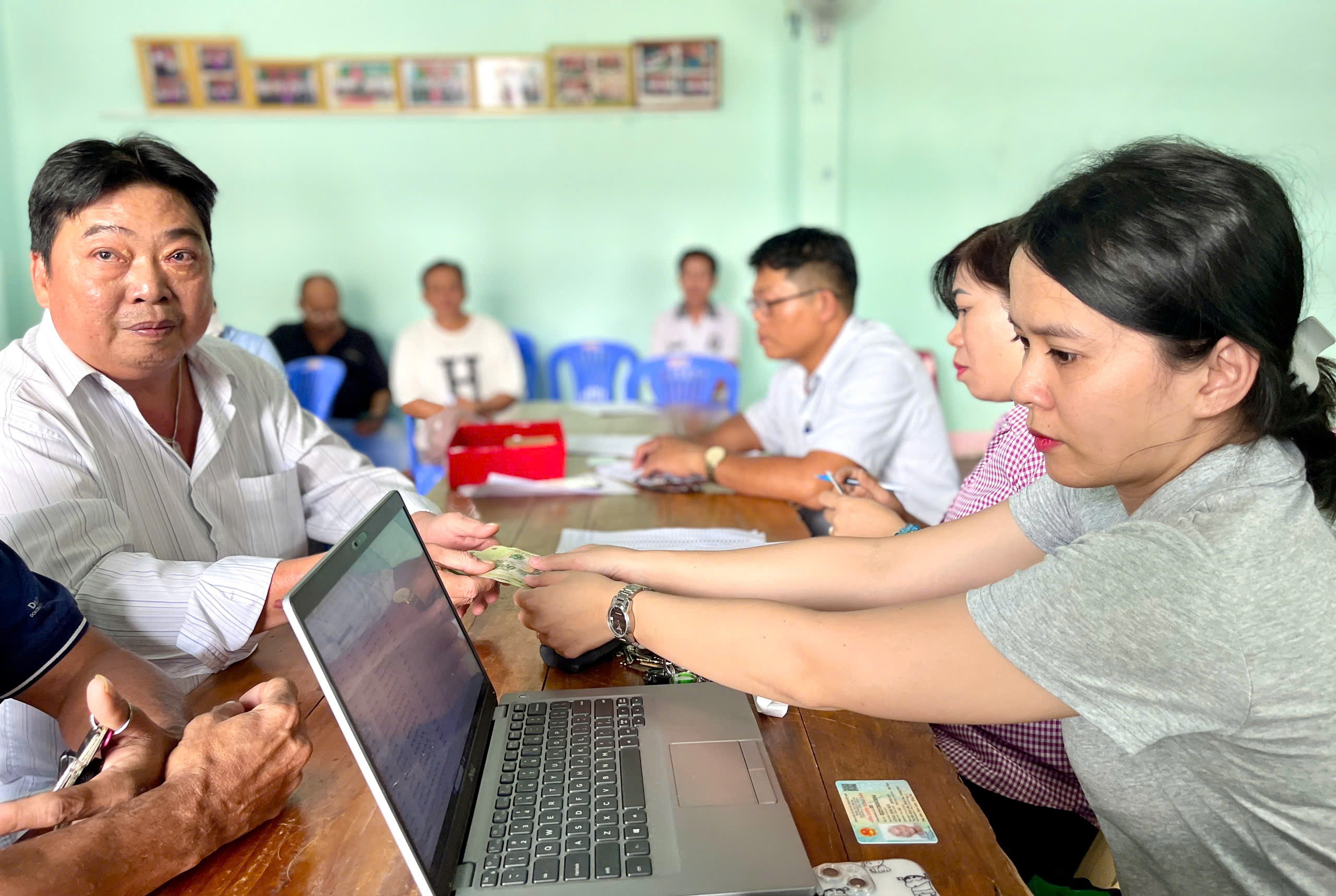 Cấp tiền Tết độc lập tại xã Phú Vinh