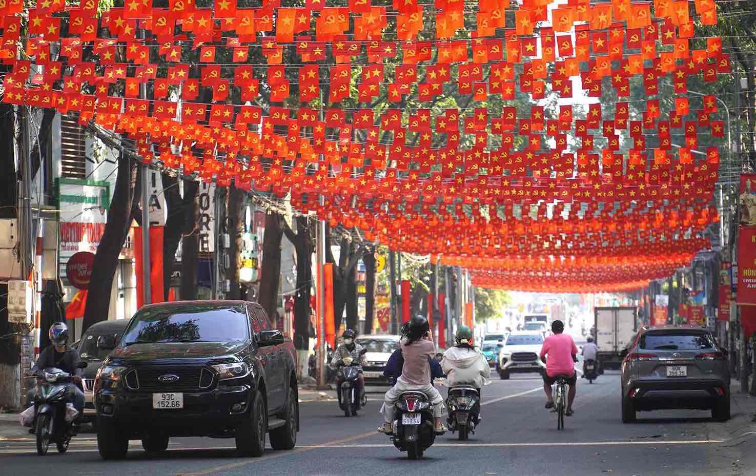 Khu vực công viên Dương Tử Giang, phường Tam Hiệp, thành phố Đồng Nai rực rỡ cờ hoa với nhiều hoạt động chào mừng lễ 30.4. Ảnh: HAC