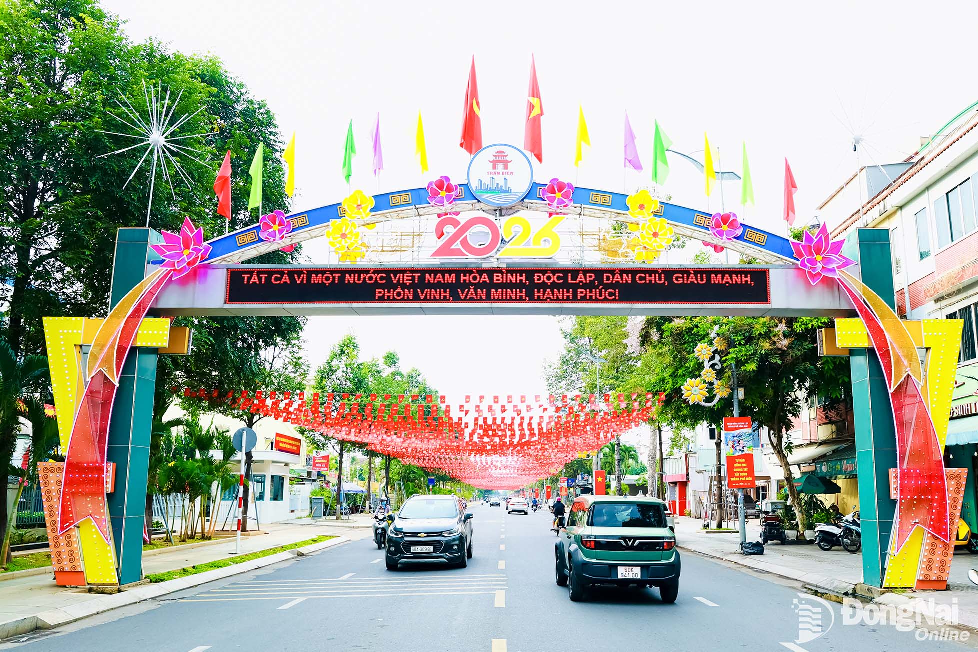 Một đoạn đường Hà Huy Giáp, phường Trấn Biên được trang hoàng chào mừng Đồng Nai lên thành phố