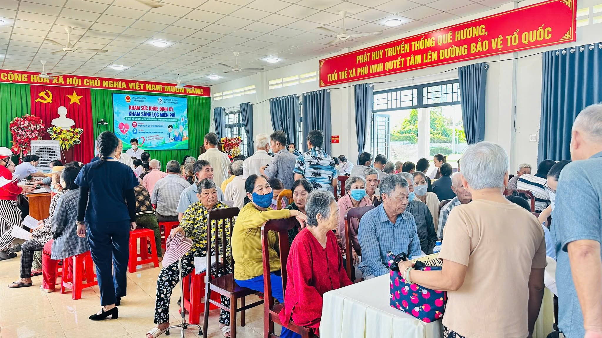 Có thể là hình ảnh về một hoặc nhiều người, đám đông và văn bản