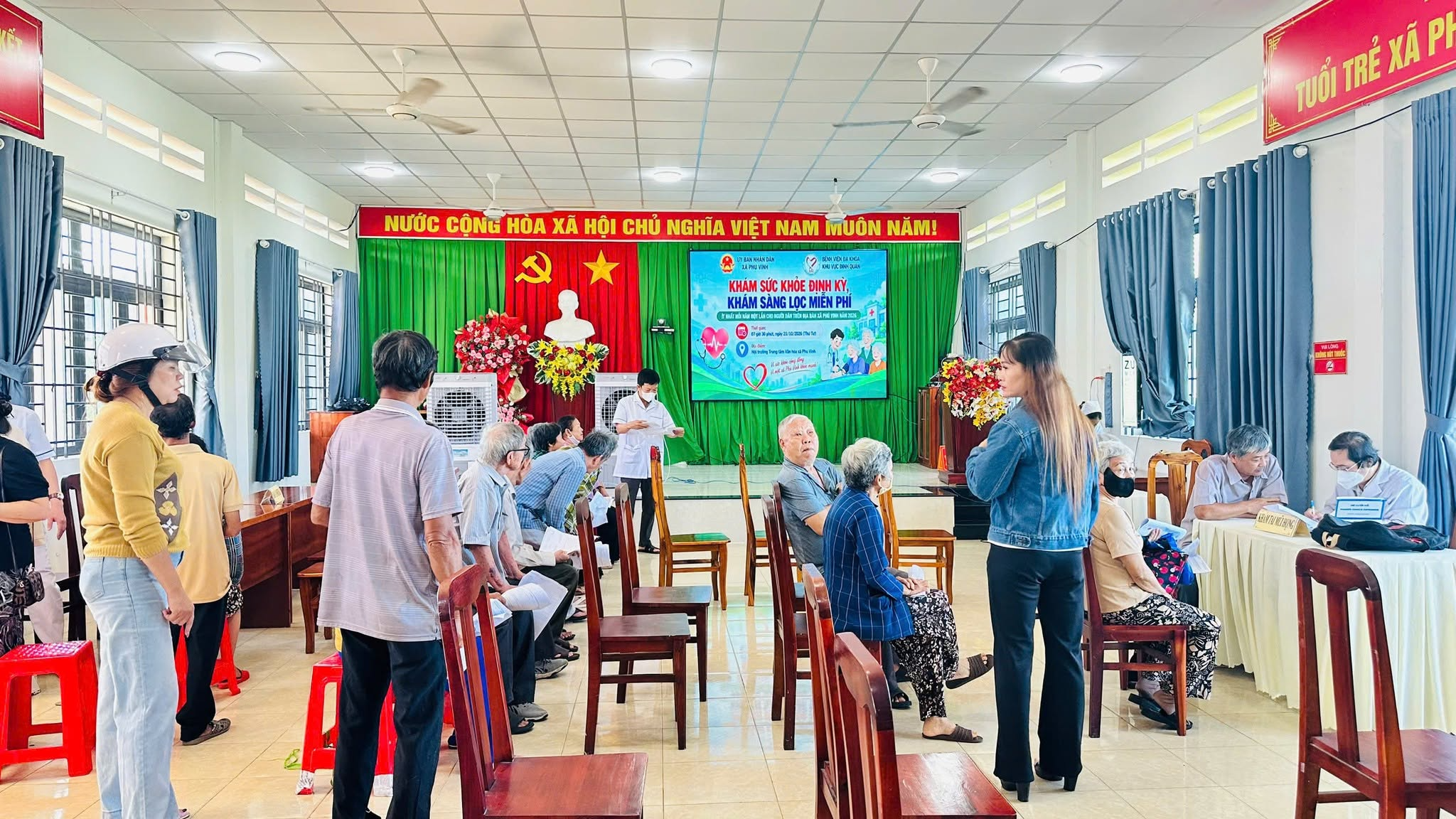 Có thể là hình ảnh về một hoặc nhiều người và văn bản