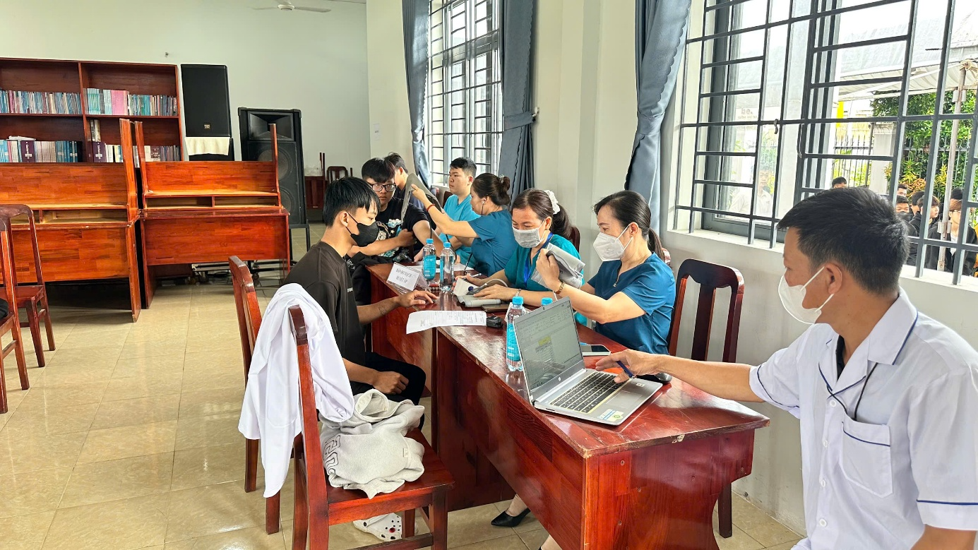 A group of people sitting at a table with a computer

AI-generated content may be incorrect.