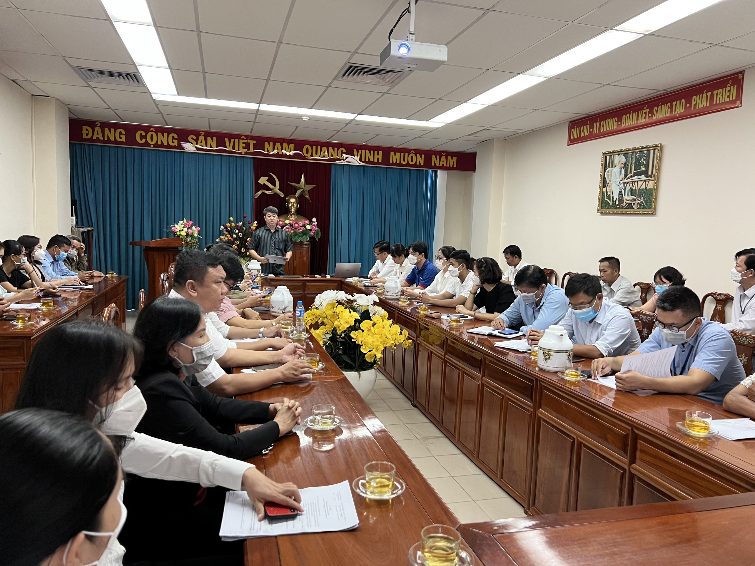 Chủ trì hội nghị.jpg?t=1762423302