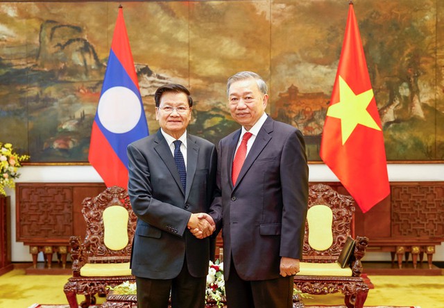 General Secretary To Lam (R) meets with Lao General Secretary and President Thongloun Sisoulith, Ho Chi Minh City, April 29, 2025 - Photo: nhandan.vn