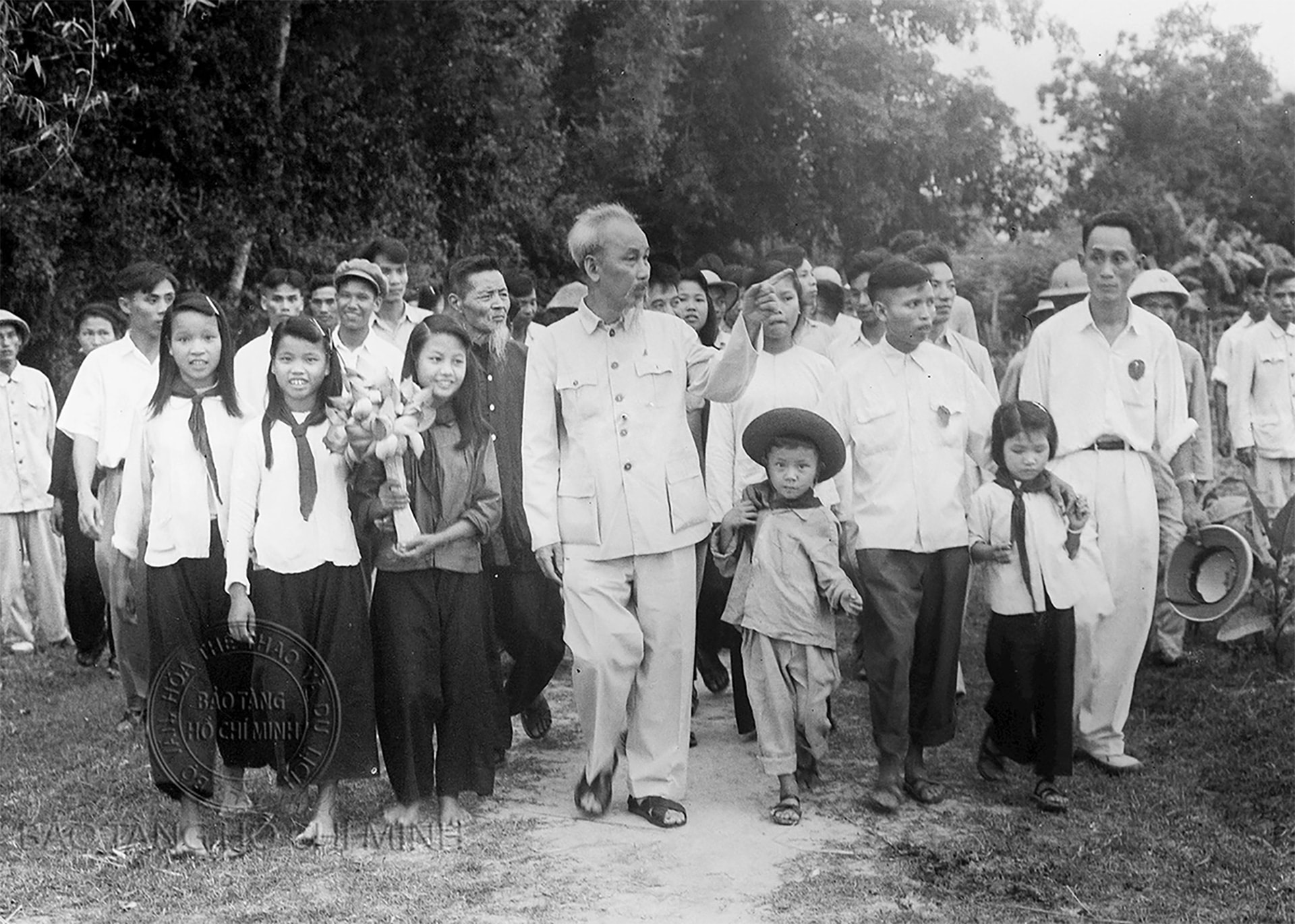 Chủ tịch Hồ Chí Minh với các cháu thiếu nhi Làng Sen ngày 16/6/1957. Ảnh tư liệu