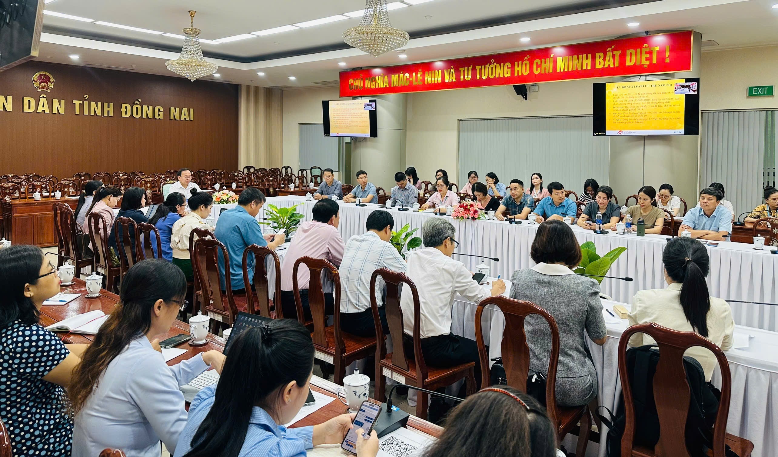 Toàn cảnh Hội nghị trực tuyến. Các đồng chí tham dự đang chú ý lắng nghe