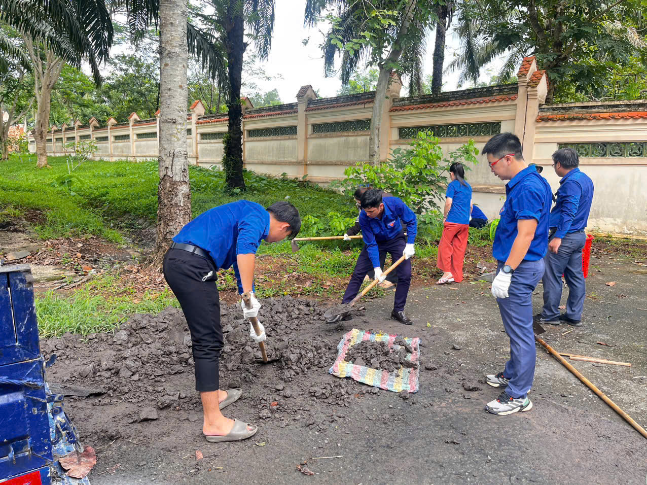 Hình Đoàn viên Chi đoàn Sở Nội vụ tổ chức dọn dẹp khuôn viên Nghĩa trang