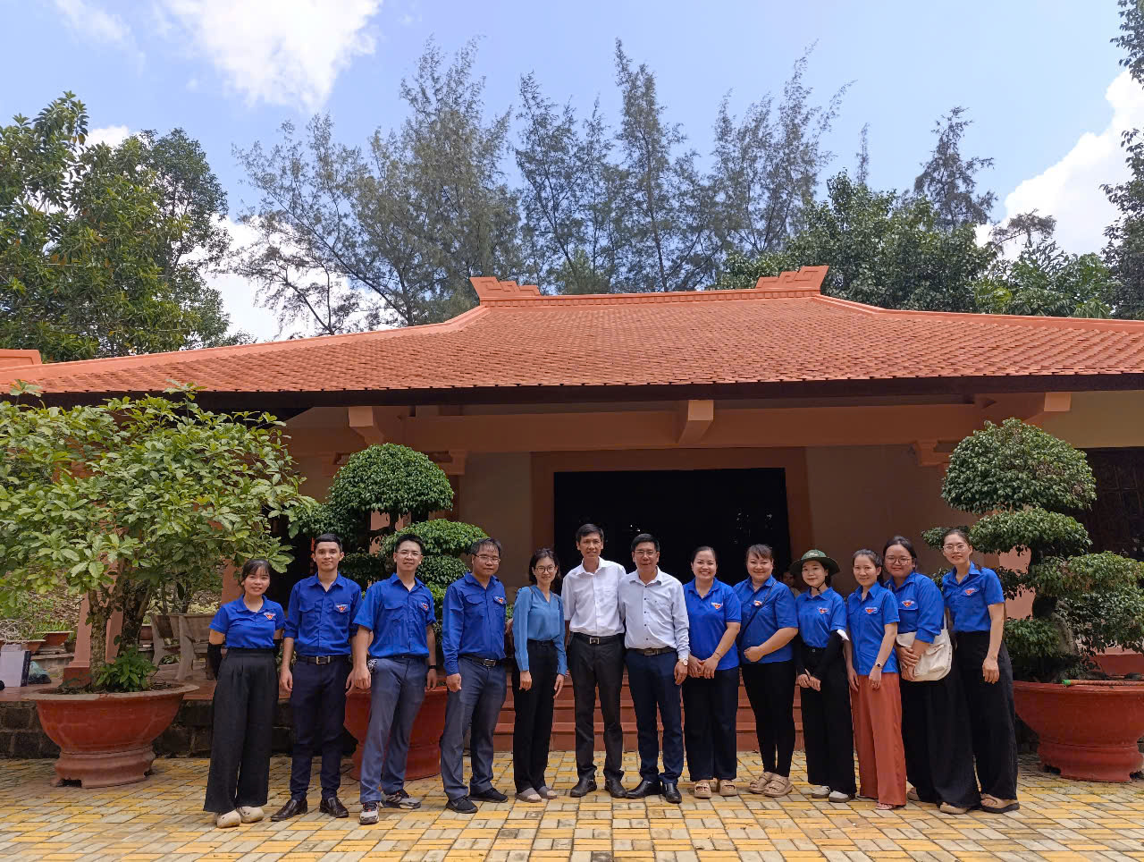 Hình Chi đoàn Sở Nội vụ chụp ảnh lưu niệm tại Nghĩa trang