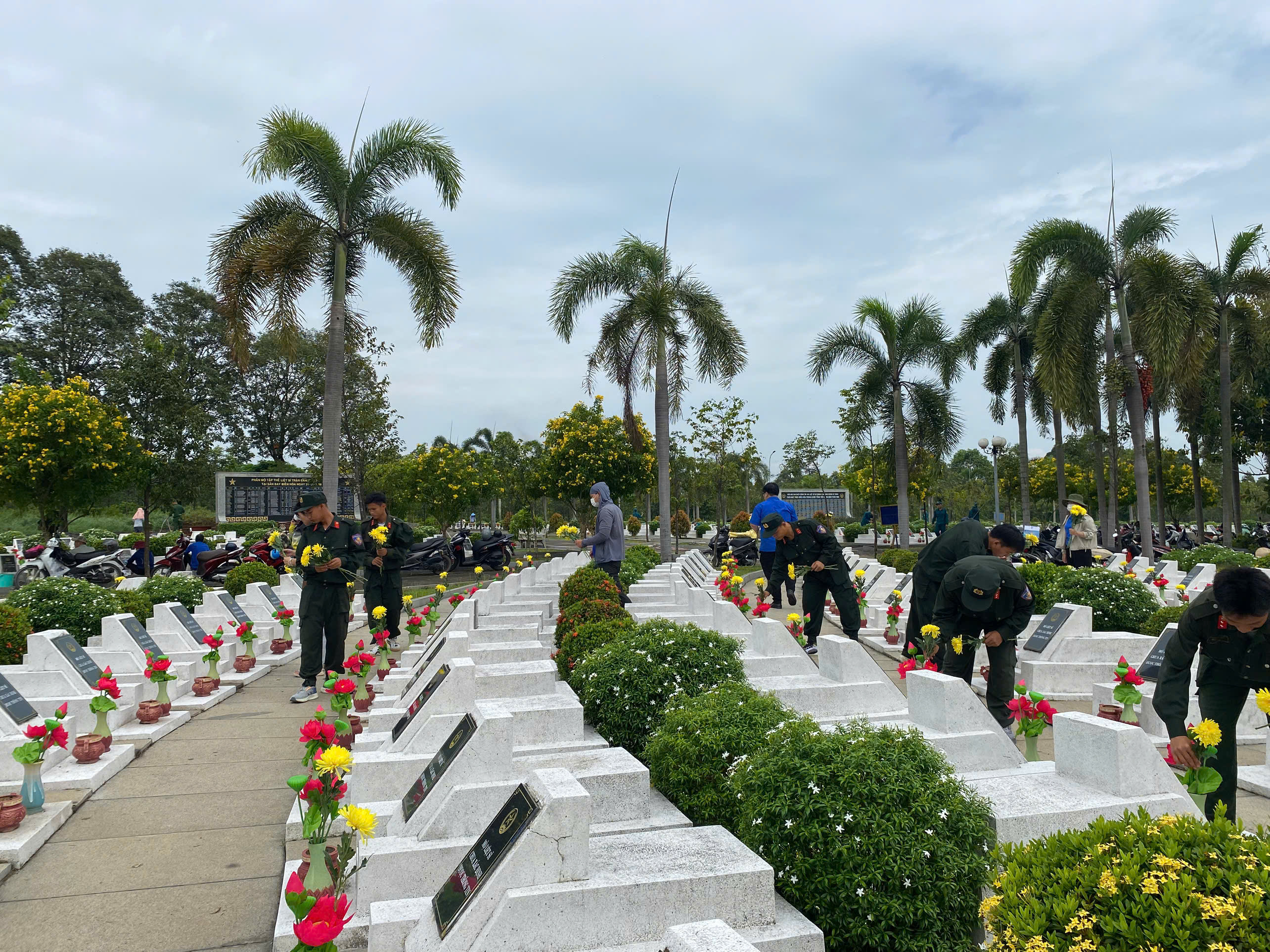 Hình Đoàn viên Chi đoàn phối hợp Chi đoàn Cảnh sát cơ động Đông Nam Bộ tổ chức quét dọn, cắm hoa tại các phần môn liệt sỹ