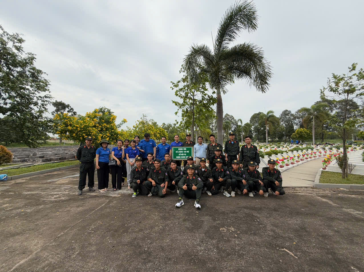 Hình Chi đoàn Sở Nội vụ và Chi đoàn Cảnh sát cơ động Đông Nam Bộ chụp hình lưu niệm sau khi dọn dẹp tại Nghĩa trang