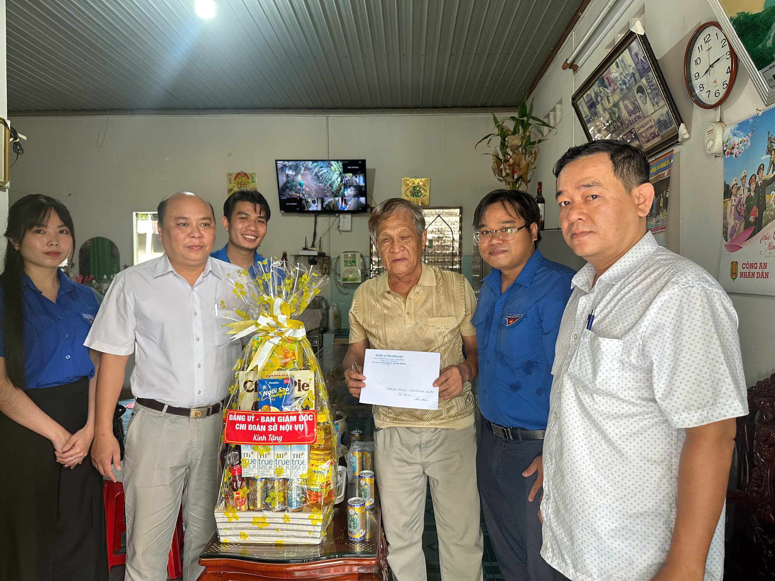 Hình Đoàn viên Chi đoàn Sở Nội vụ thăm, tặng quà ông Dương Văn Thành