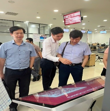 đoàn khảo sát tham quan trụ sở làm việc Trung tâm Phục vụ hành chính công tỉnh