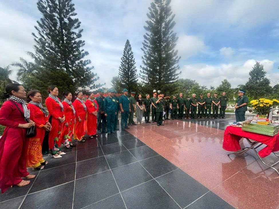 BAN QUẢN LÝ NGHĨA TRANG THÀNH PHỐ ĐỒNG NAI  PHỐI HỢP HỘI HỖ TRỢ GIA ĐÌNH LIỆT SĨ THÀNH PHỐ ĐỒNG NAI  TỔ CHỨC LỄ CẤT BỐC VÀ TIỄN ĐƯA HÀI CỐT  LIỆT SĨ HOÀNG THỦY THANH VỀ QUÊ HƯƠNG