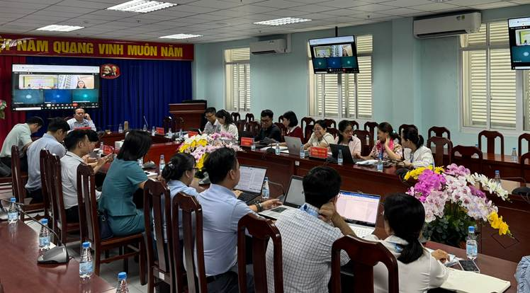 Ảnh 5. Các Giám sát viên và đại diện cơ quan, đơn vị phối hợp kiểm tra, đối chiếu dữ liệu và hồ sơ phục vụ nghiệm thu cấp Trung ương.