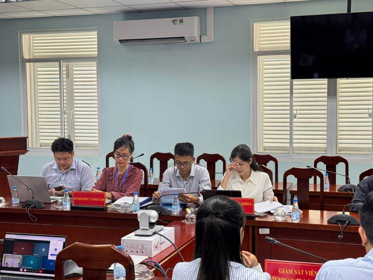 Ảnh 3. Đại diện Sở Giáo dục và Đào tạo cùng các đơn vị nghiên cứu hồ sơ, đối chiếu thông tin phục vụ công tác nghiệm thu.