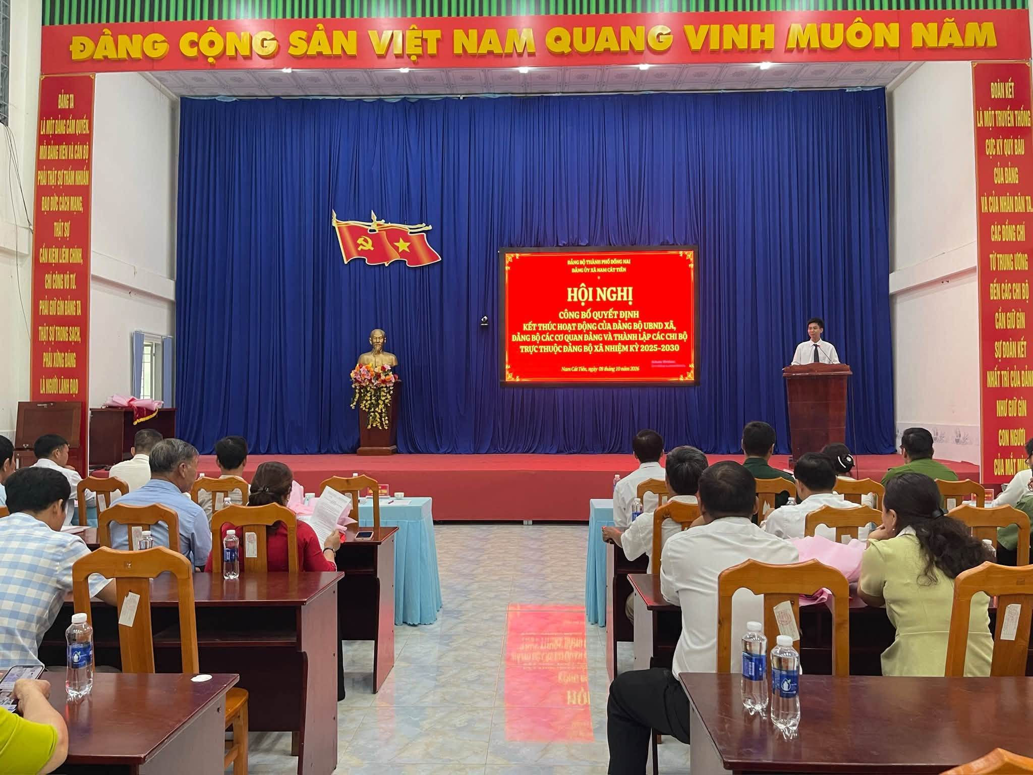 Có thể là hình ảnh về cái bục và văn bản