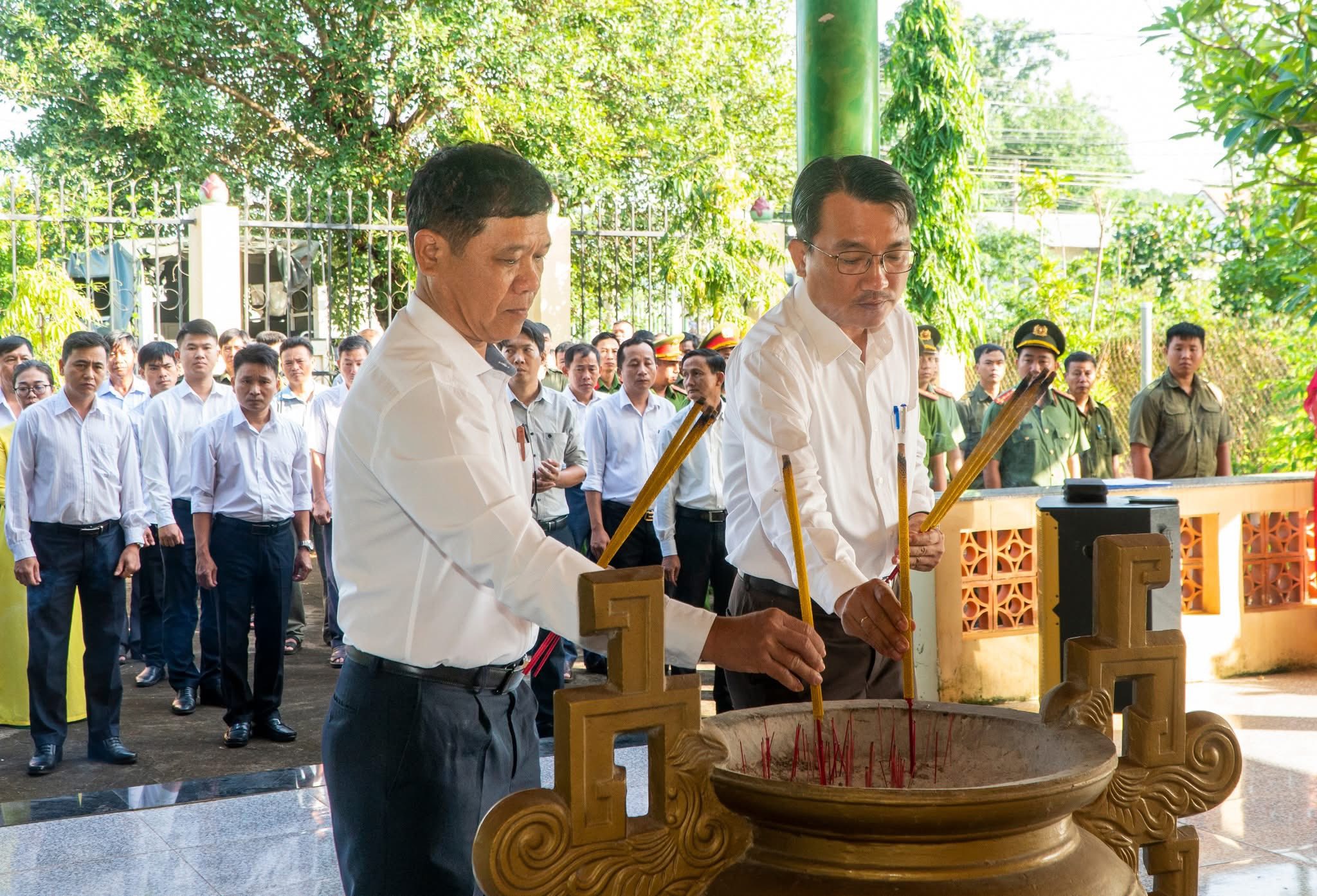 Bí thư đảng uỷ Lưu Văn Sửu cùng chủ tịch Phan Tấn Tài xã Sông Ray thắp hương tưởng niệm