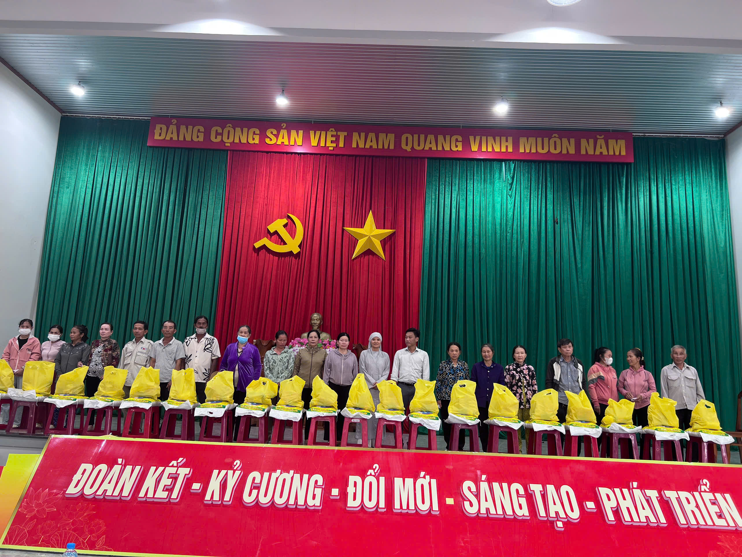 8 gen h cac ho gia dinh kho khan len nhan qua