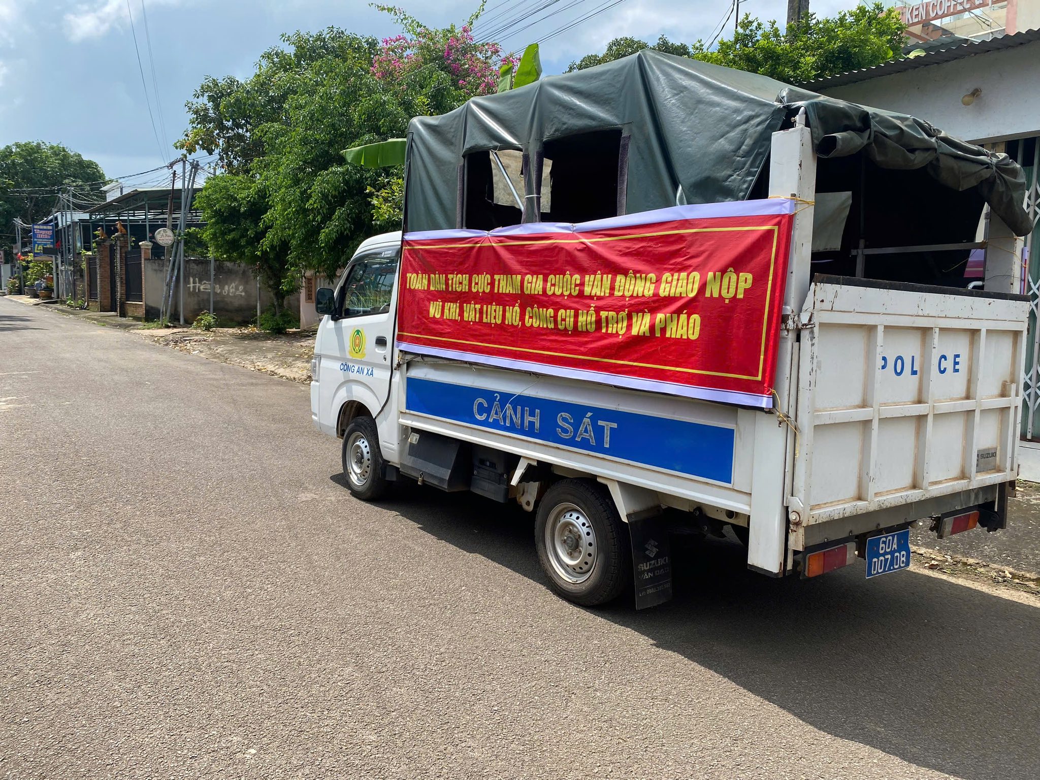 HƯỞNG ỨNG NGÀY HỘI “TOÀN DÂN GIAO NỘP VŨ KHÍ, VẬT LIỆU NỔ, CÔNG CỤ HỖ TRỢ VÀ PHÁO”