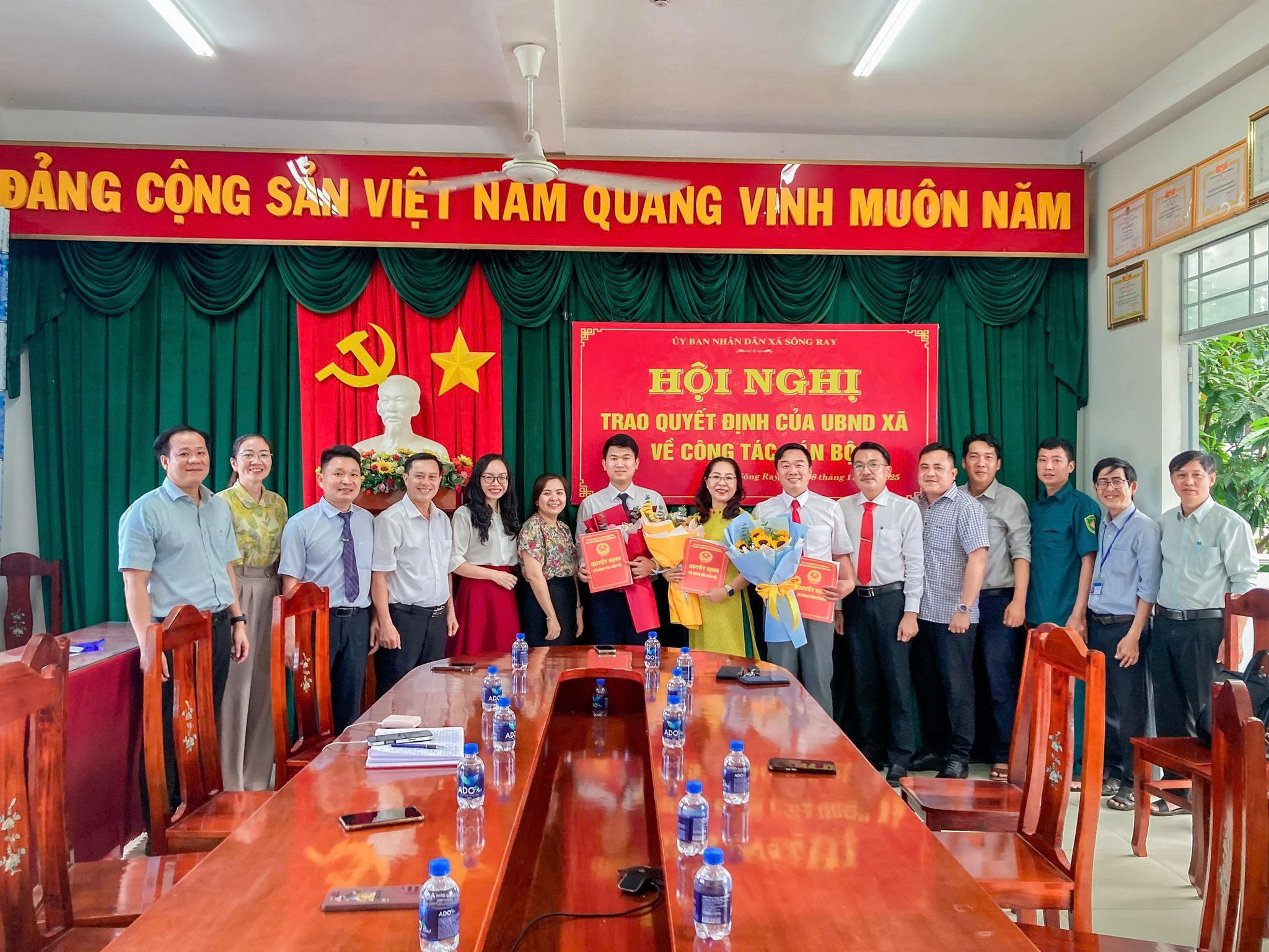 UBND XÃ SÔNG RAY TỔ CHỨC HỘI NGHỊ TRAO QUYẾT ĐỊNH VỀ CÔNG TÁC CÁN BỘ