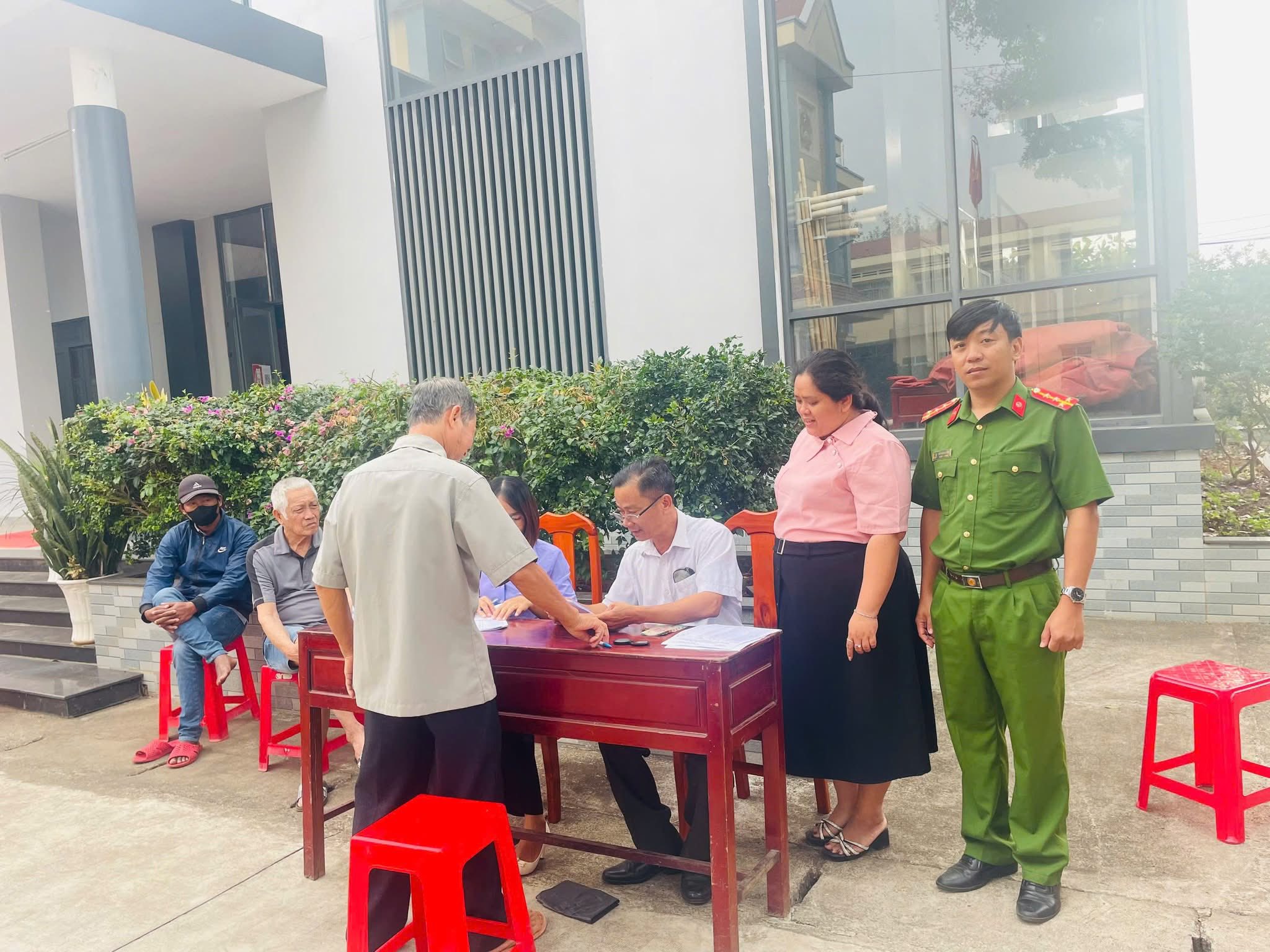 XÃ SÔNG RAY TỔ CHỨC CẤP TIỀN HỖ TRỢ TẾT CHO HỘ NGHÈO, HỘ CẬN NGHÈO NĂM 2026