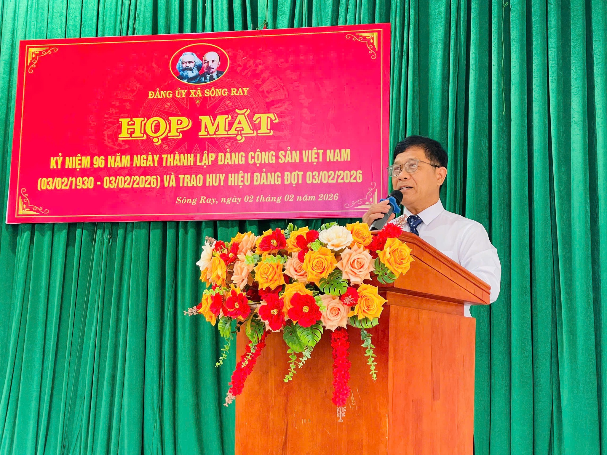 ĐẢNG ỦY XÃ SÔNG RAY TỔ CHỨC HỌP MẶT KỶ NIỆM NGÀY THÀNH LẬP ĐẢNG, TRAO HUY HIỆU ĐẢNG VÀ TẶNG QUÀ TẾT CHO ĐẢNG VIÊN CAO TUỔI ĐẢNG