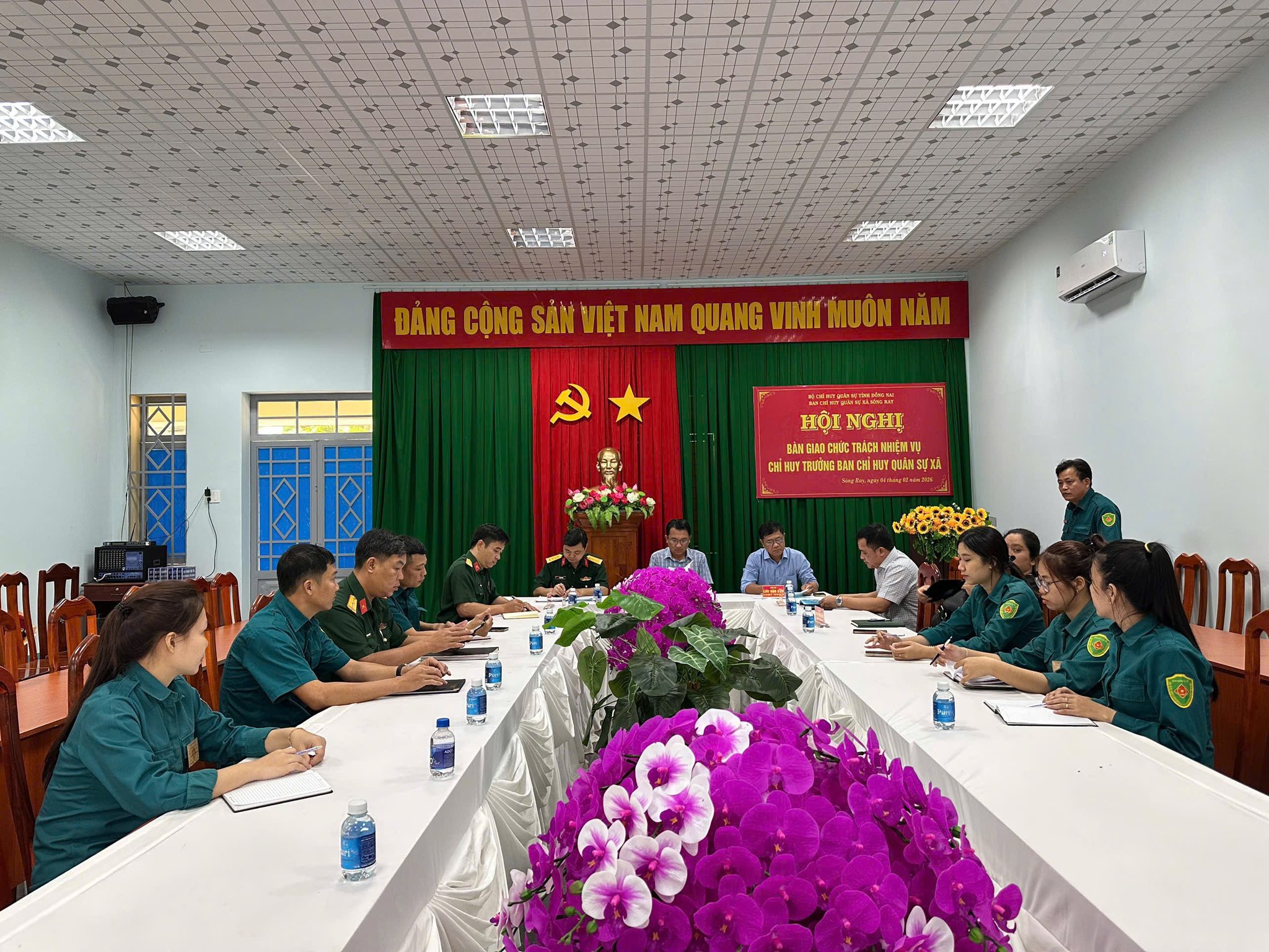 BÀN GIAO CHỨC TRÁCH, NHIỆM VỤ CHỈ HUY TRƯỞNG BAN CHỈ HUY QUÂN SỰ XÃ SÔNG RAY
