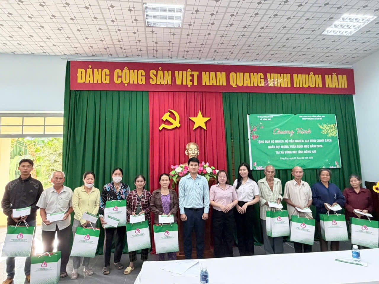 NGÂN HÀNG CHÍNH SÁCH XÃ HỘI CHI NHÁNH TỈNH ĐỒNG NAI - PHÒNG GIAO DỊCH CẨM MỸ TRAO 30 PHẦN QUÀ CHO CÁC HỘ NGHÈO, HỘ CẬN NGHÈO, HỘ ĐỒNG BÀO DÂN TỘC THIỂU SỐ CÓ HOÀN CẢNH KHÓ KHĂN
