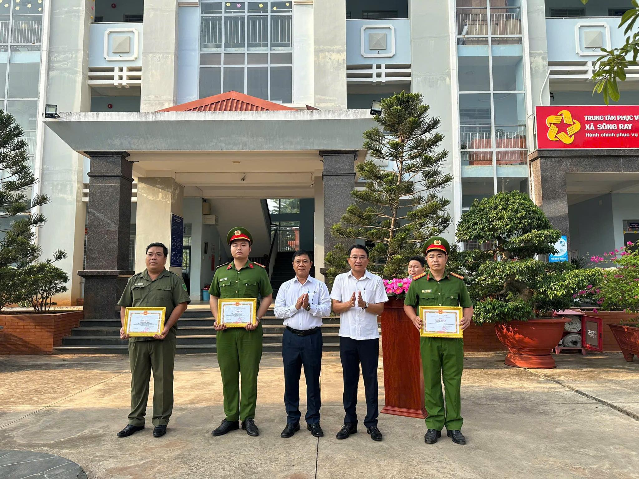 ĐẢNG UỶ, UBND XÃ SÔNG RAY KHEN THƯỞNG ĐỘT XUẤT LỰC LƯỢNG CÔNG AN XÃ TRONG CÔNG TÁC ĐẤU TRANH PHÒNG, CHỐNG TỘI PHẠM MA TUÝ