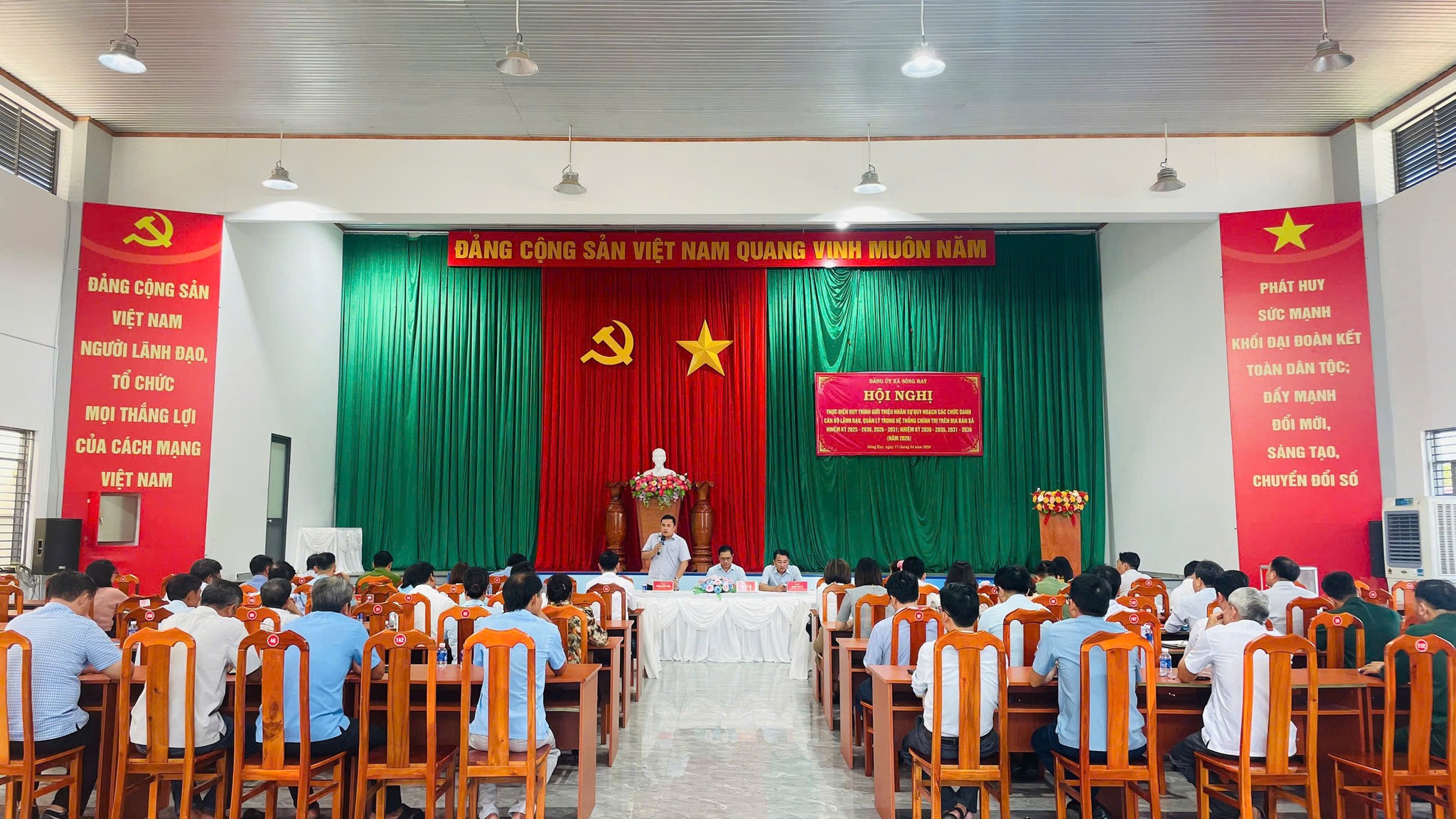 ĐẢNG ỦY XÃ SÔNG RAY TỔ CHỨC HỘI NGHỊ THỰC HIỆN QUY TRÌNH GIỚI THIỆU, BỔ SUNG NHÂN SỰ QUY HOẠCH CÁC CHỨC DANH CÁN BỘ LÃNH ĐẠO, QUẢN LÝ NĂM 2026