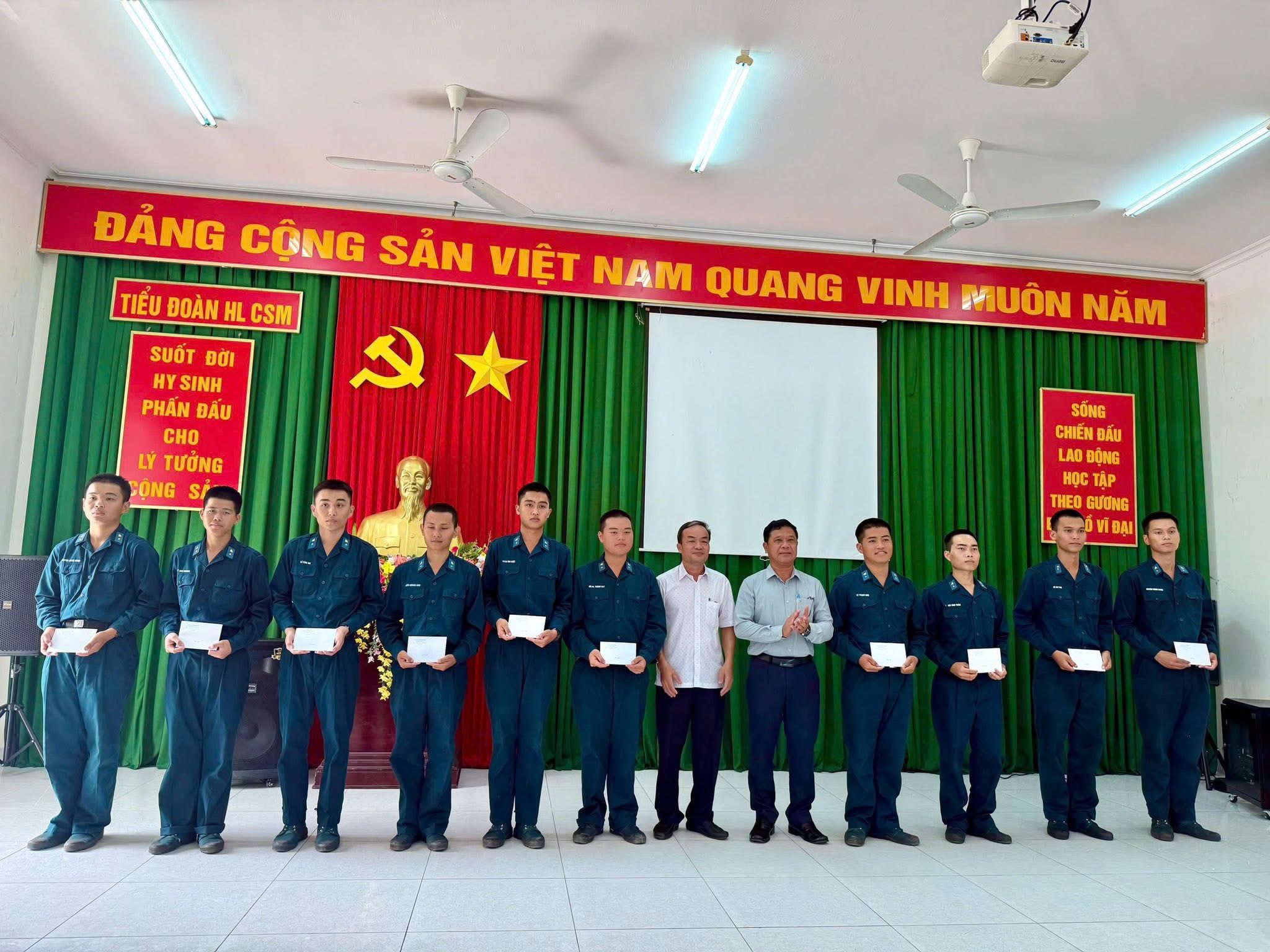 ĐẢNG ỦY, HĐND, UBND, ỦY BAN MTTQ VIỆT NAM XÃ SÔNG RAY THĂM, ĐỘNG VIÊN CHIẾN SĨ MỚI NHẬP NGŨ NĂM 2026 TẠI CÁC ĐƠN VỊ HUẤN LUYỆN