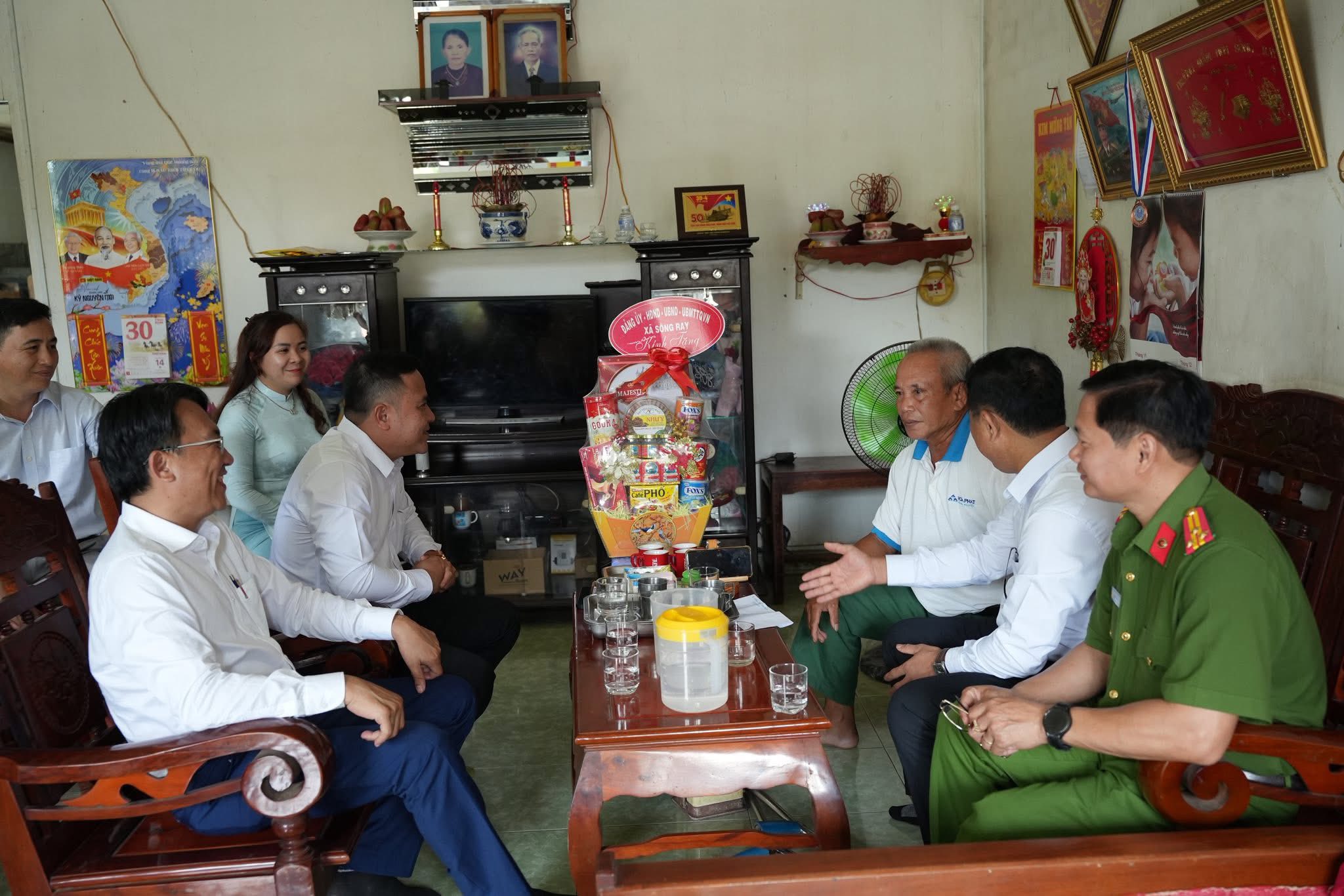 XÃ SÔNG RAY THĂM, TẶNG QUÀ GIA ĐÌNH CHÍNH SÁCH NHÂN DỊP 30/4
