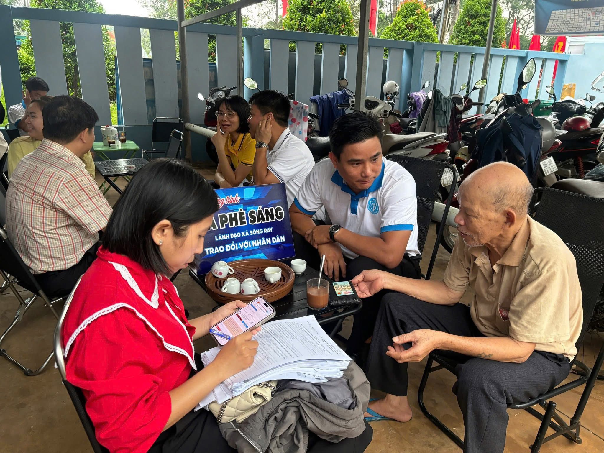 XÃ SÔNG RAY TỔ CHỨC MÔ HÌNH “CÀ PHÊ SÁNG VỚI NHÂN DÂN” CHUYÊN ĐỀ TUYÊN TRUYỀN VẬN ĐỘNG THAM GIA BHYT HỘ GIA ĐÌNH