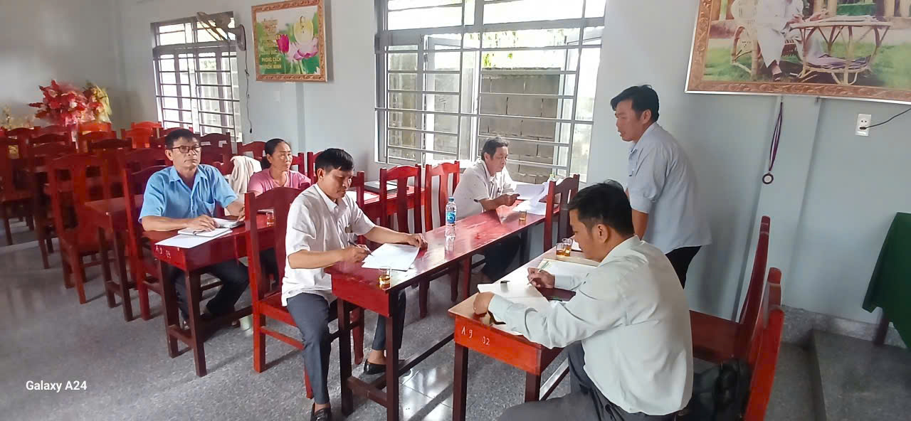 HỘI CỰU CHIẾN BINH XÃ SÔNG RAY HỌP TỔ VAY VỐN NGÂN HÀNG CHÍNH SÁCH XÃ HỘI