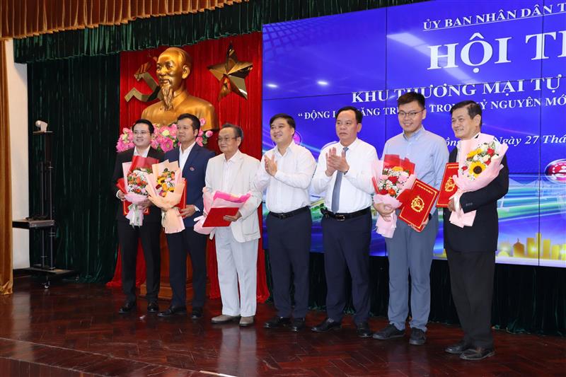 Hinh ra mat To tu van kinh te xa hoi tinh_800_10072025151046.jpg?t=1792987579