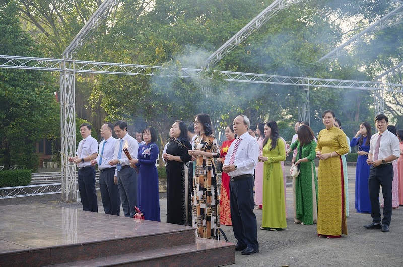 DSC_Tập thể tượng bác.jpg?t=1793069199