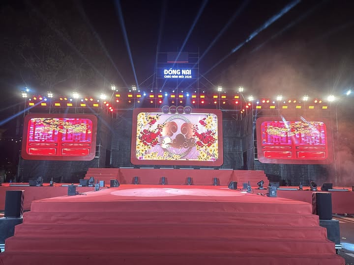 Ảnh: Sân khấu tại Quảng trường 23/3 đang hoàn thiện