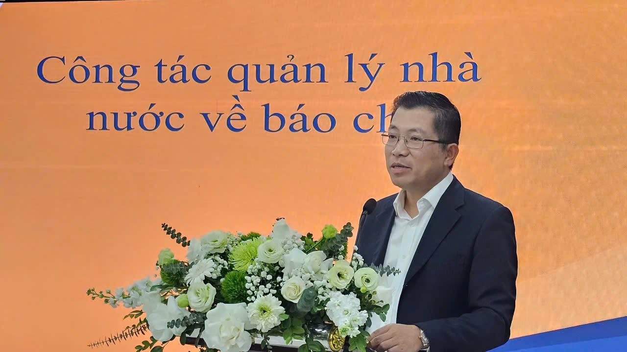 Đồng chí Lưu Đình Phúc, Cục trưởng Cục Báo chí, truyền đạt chuyên đề tại Hội nghị
