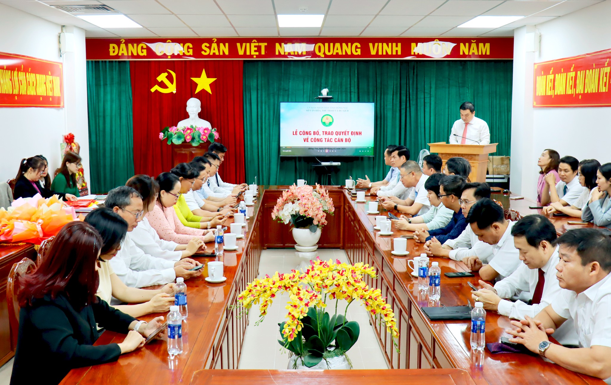 HỘI NGHỊ TRIỂN KHAI CÁC QUYẾT ĐỊNH ĐIỀU CHỈNH NHIỆM KỲ CẤP ỦY, CHI BỘ VÀ CÔNG TÁC CÁN BỘ