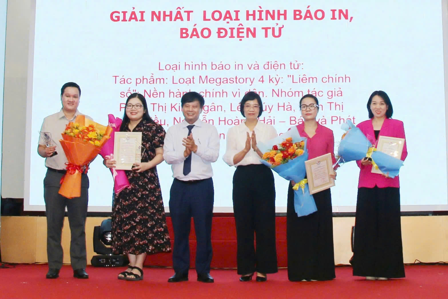 Nhóm tác giả Phan Thị Kim Ngân, Lê Thúy Hà, Trần Thị Ngân Triều, Nguyễn Hoàng Hải đoạt giải Nhất với loạt megastory 4 kỳ “Liêm chính số: Nền hành chính vì dân” loại hình báo in - báo điện tử tại Lễ trao Giải báo chí khu vực Nam Bộ lần thứ I-2026