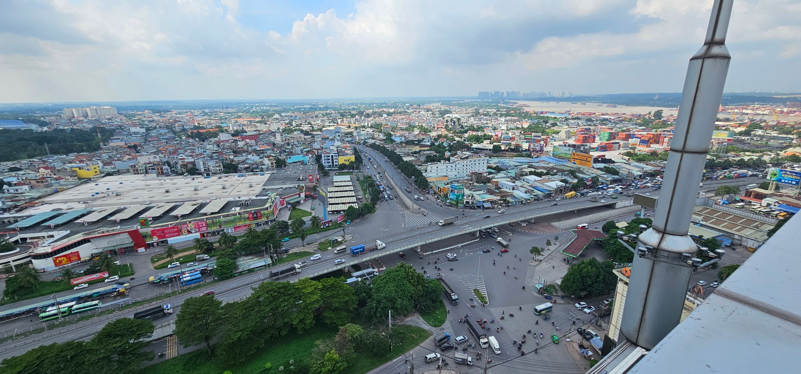 Description: A city with many cars and buildings Description automatically generated with medium confidence