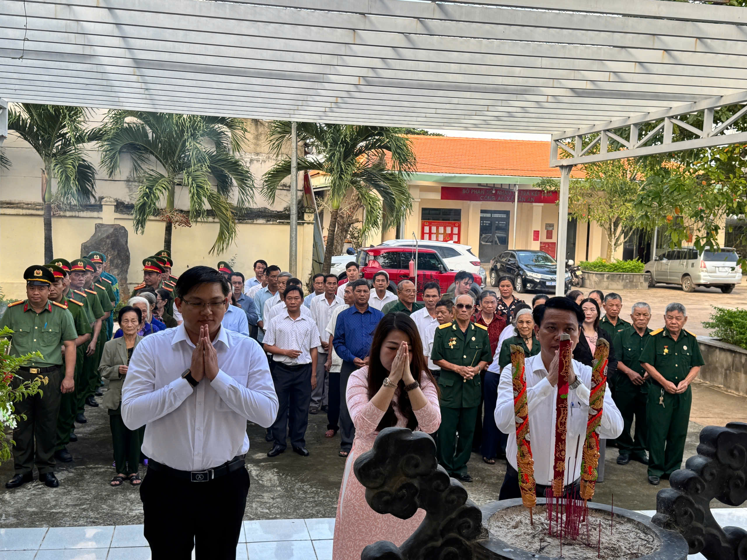 “ĐỜI ĐỜI NHỚ ƠN CÁC ANH HÙNG LIỆT SĨ”