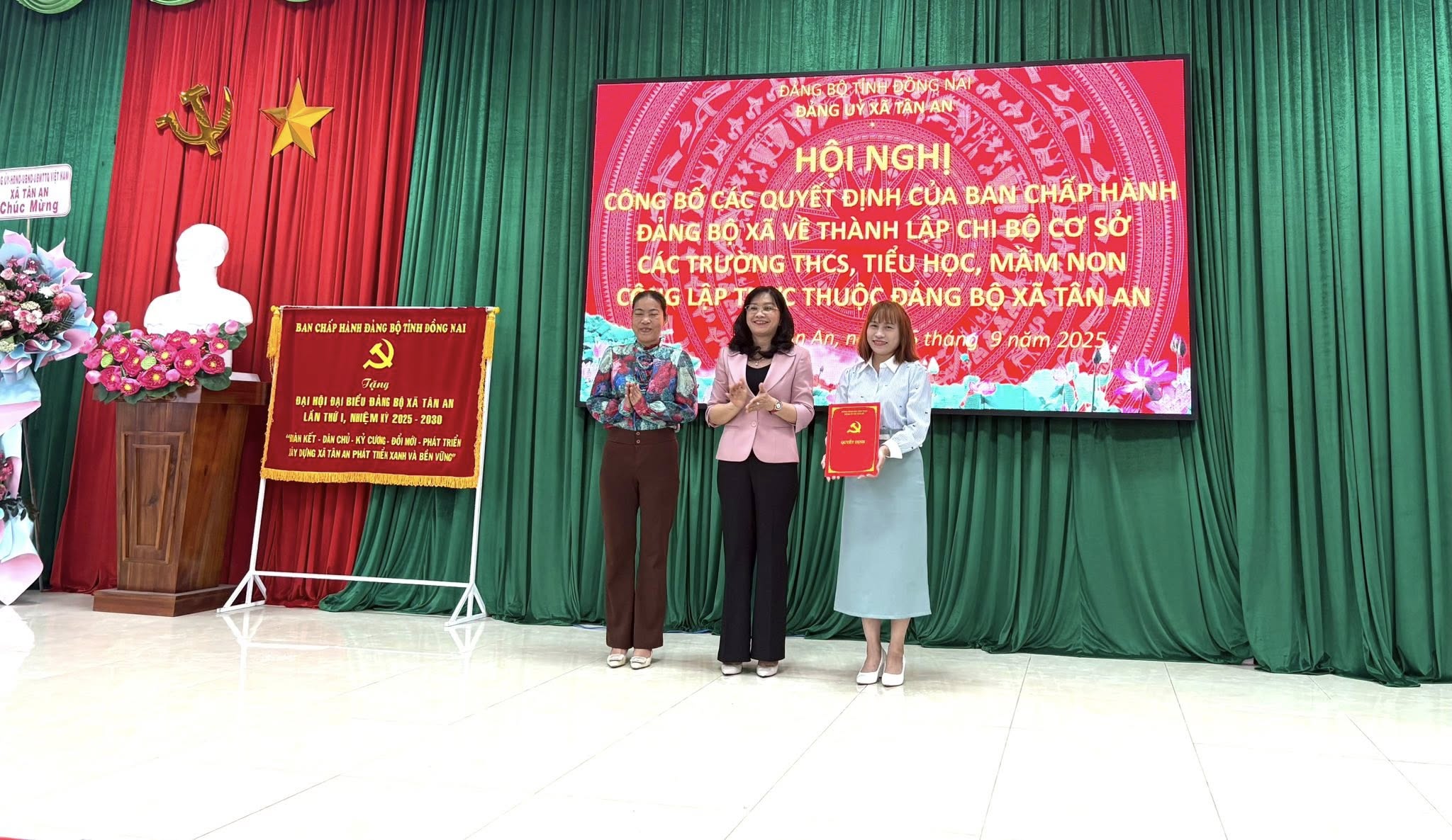 Đảng ủy xã Tân An tổ chức Hội nghị công bố các quyết định của BCH Đảng bộ xã về thành lập Chi bộ cơ sở các Trường trên địa bàn xã Tân An